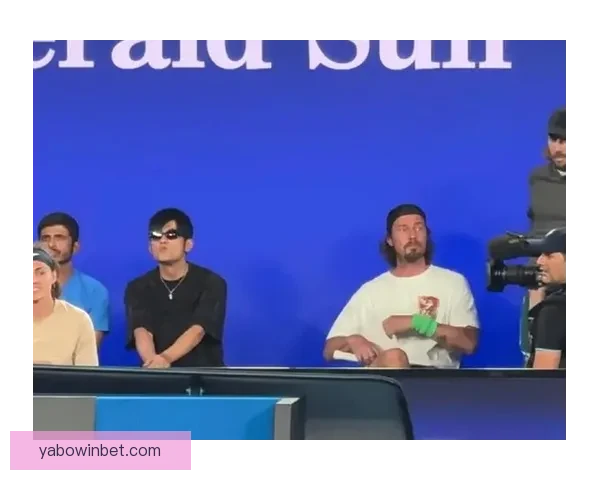 摇滚巨星邦·乔维现身迈阿密大师赛与网坛名将萨芬卢布合影互动